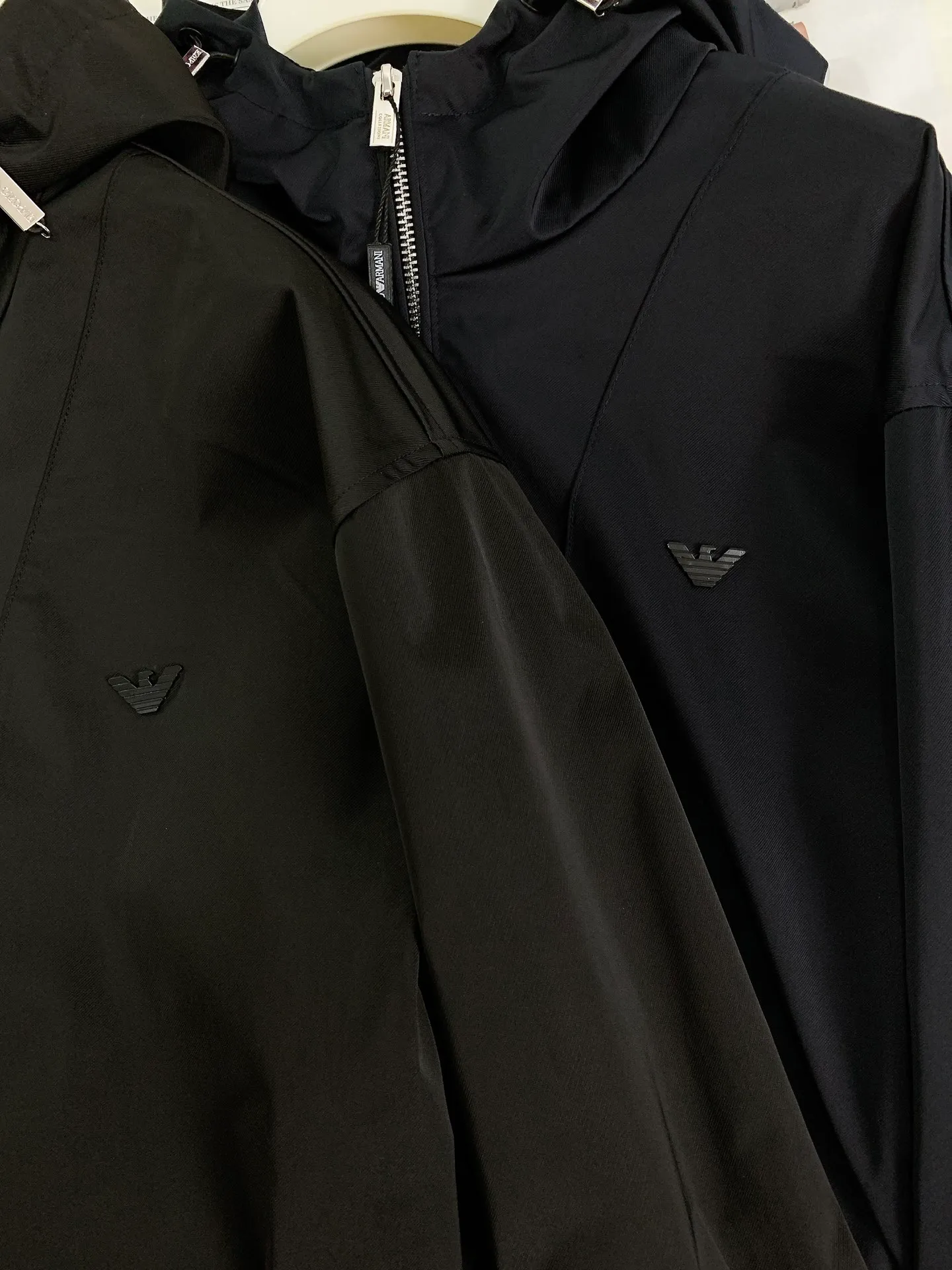 Em Porio Armani Armani Casual Hooded Jacket Windbreaker Jacket 🧥, the upper body becomes slimmer and whiter in seconds, the handle is perfect, and hardware accessories are provided for decoration. Suitable for both business, commuting and leisure, you can be satisfied with various daily outfits. The upper body is full of style and full of high-end sense! Pockets are designed on both sides of the body, making these designs more convenient and practical! Premium custom hardware engraved zipper pull accessories and Classic triangle logo decoration on the chest increase the overall sense of layering, making a simple jacket instantly rich! ! It keeps you warm and adds layering to your outfit. It has a great effect on the upper body. Two colors are recommended………………………………………………………………… ❥∙Size: M-3XL